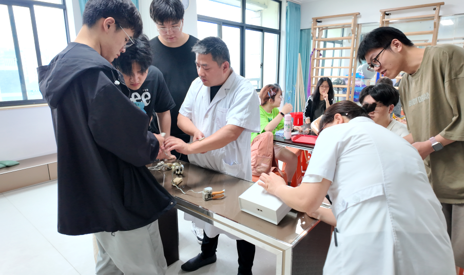 聚焦假肢实践！温医大康复专业学生走进台州交康实习